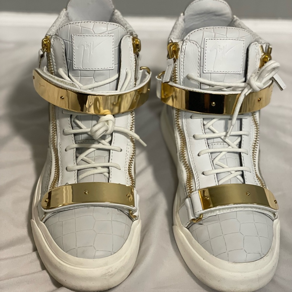 Giuseppe Zanotti Off-White Croc Embossed Leather High Top Sneakers
(US Size 11)